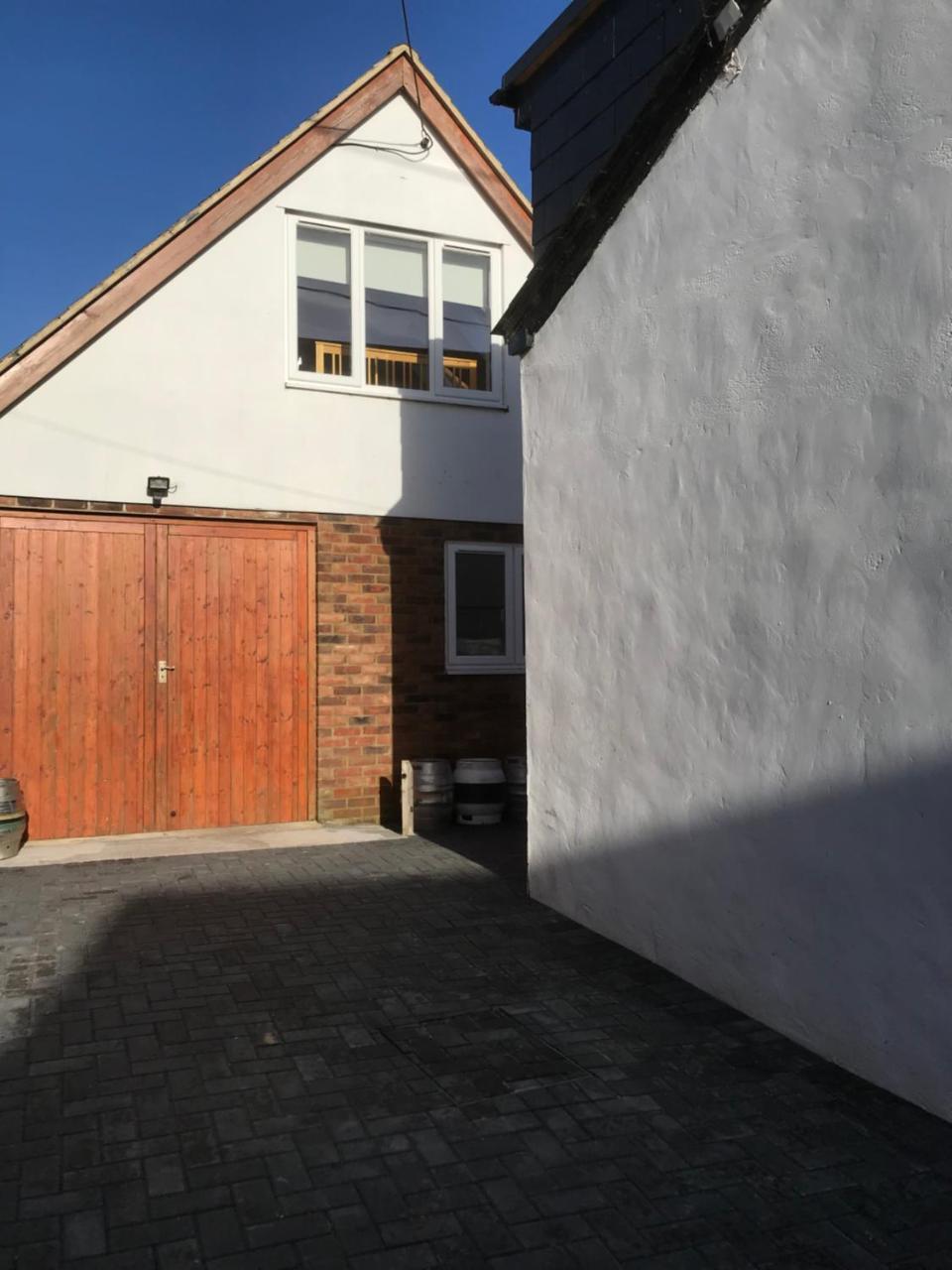 Studio Above Worlds End Microbrewery And Behind The Crown Inn Pewsey Exterior photo